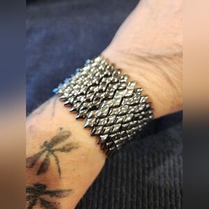 Stretch silver tone bracelet. Non metallic.